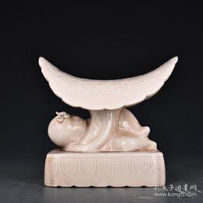宋定窑白定孩儿枕 瓷枕