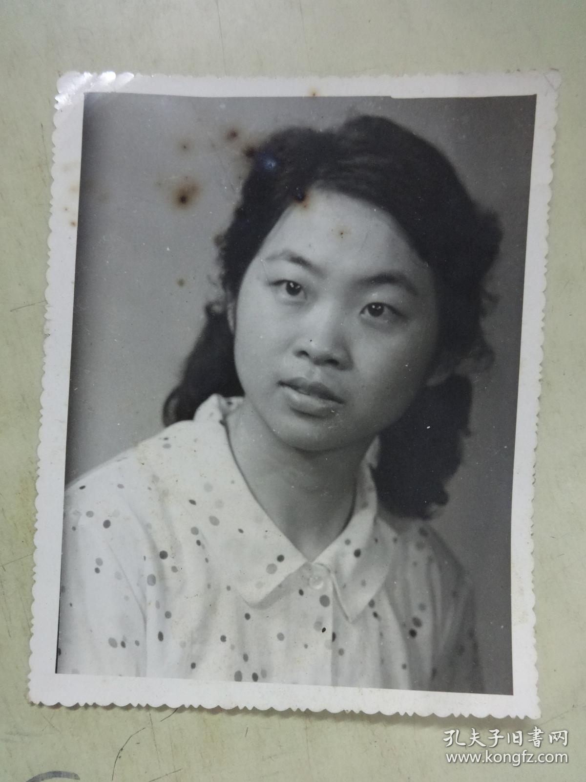 老照片:80年代《女青年肖像照》