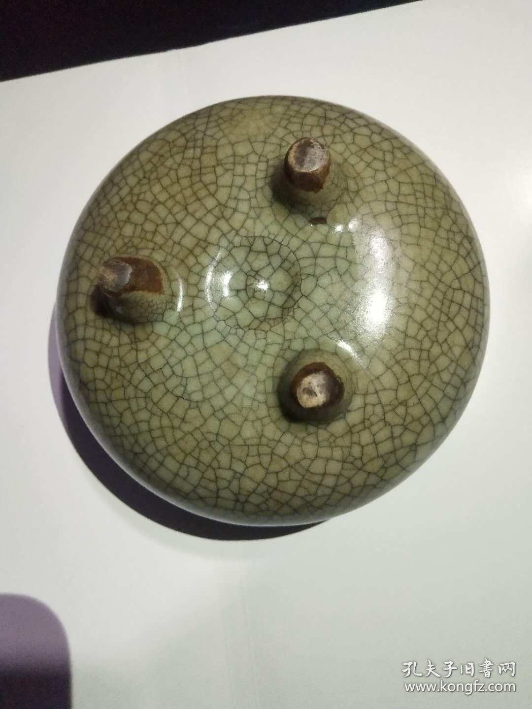 哥窑三足炉(南宋)
