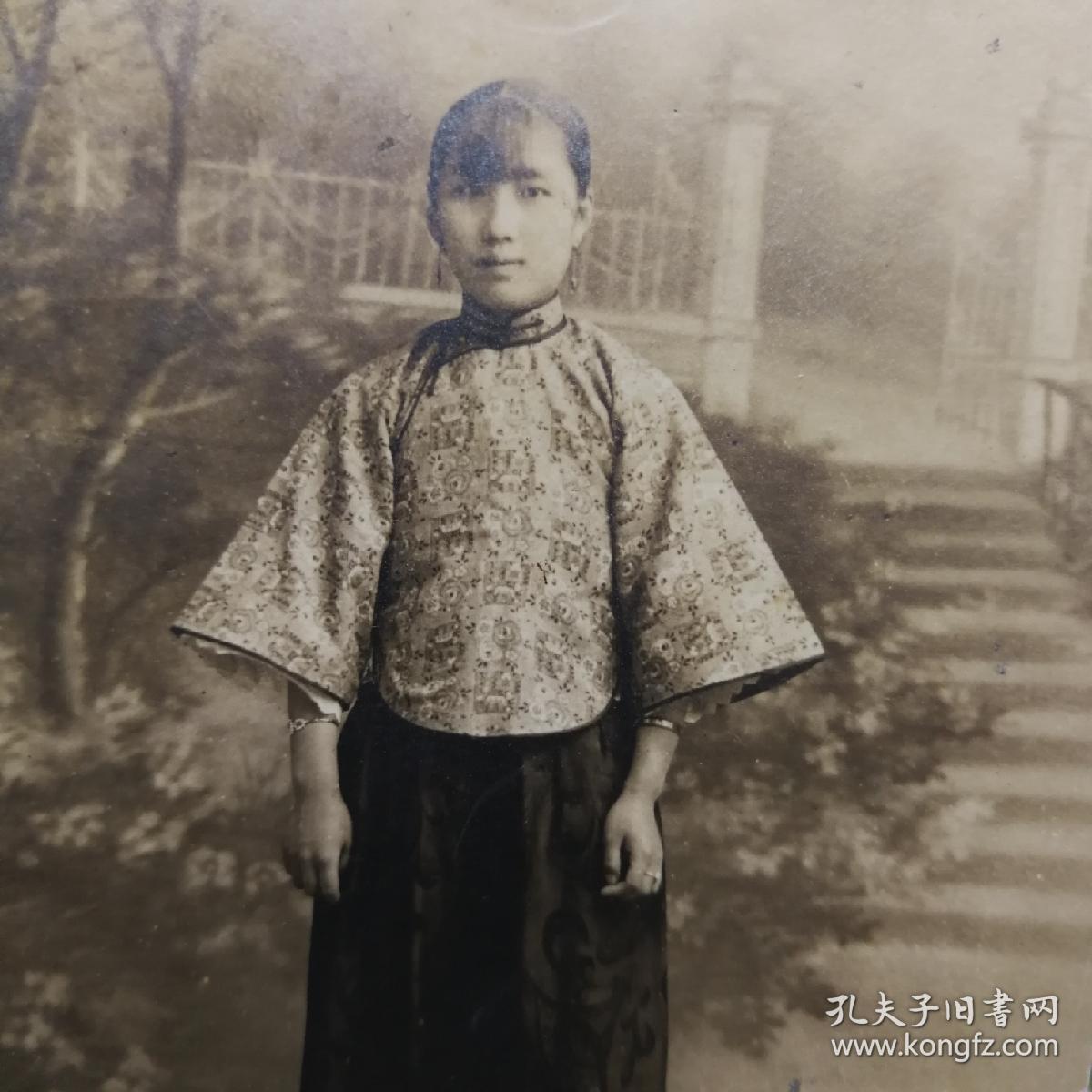 民国女子银盐照片二张