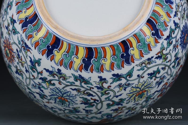 清乾隆斗彩加粉彩暗八仙纹天球瓶