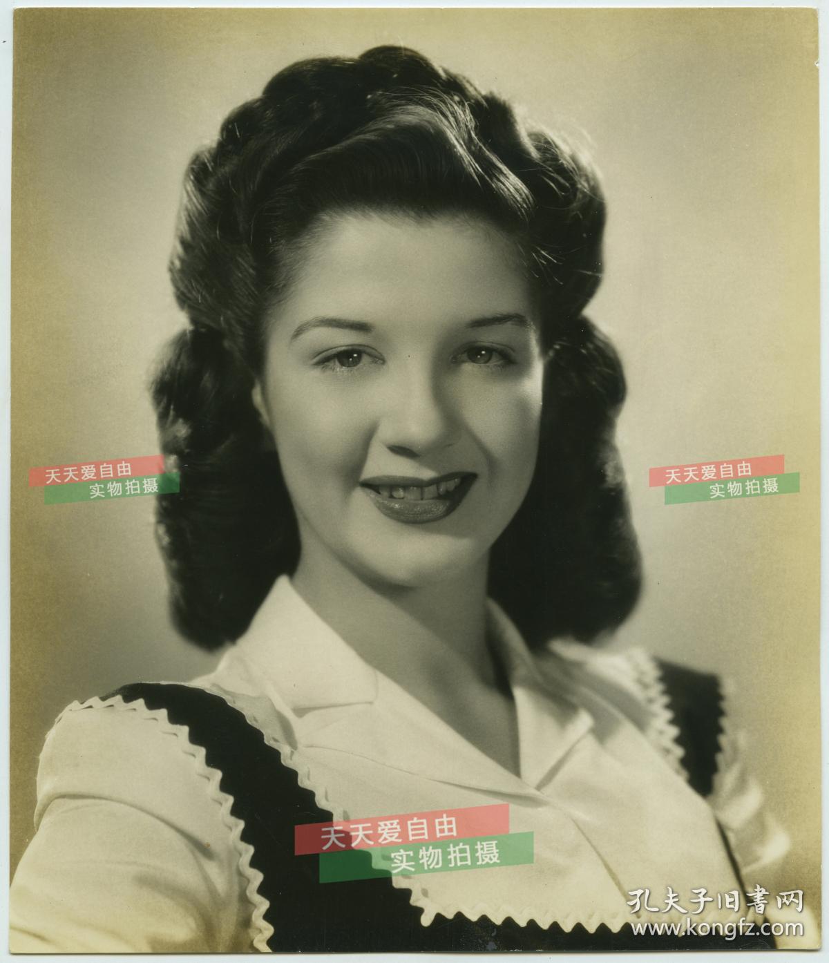 1945年美国好莱坞女明星女影星佩姬·莱恩黑白肖像老照片,端庄雅致