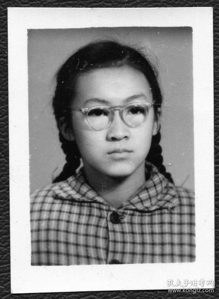 六七十年代两个麻花辫戴眼镜的女孩子女学生方格衬衣单人照老照片