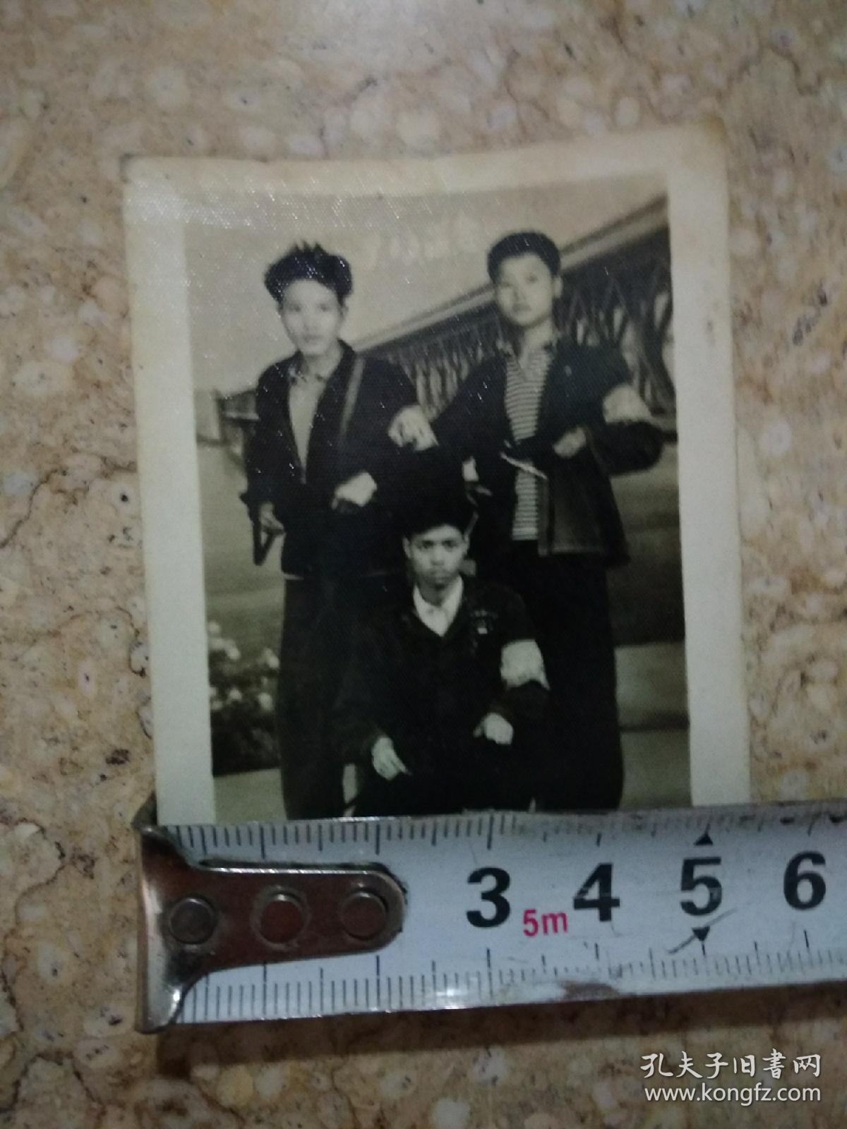 老照片,文革时期红卫兵武斗胜利的一方拍照记念,上面有9一13留念,手里