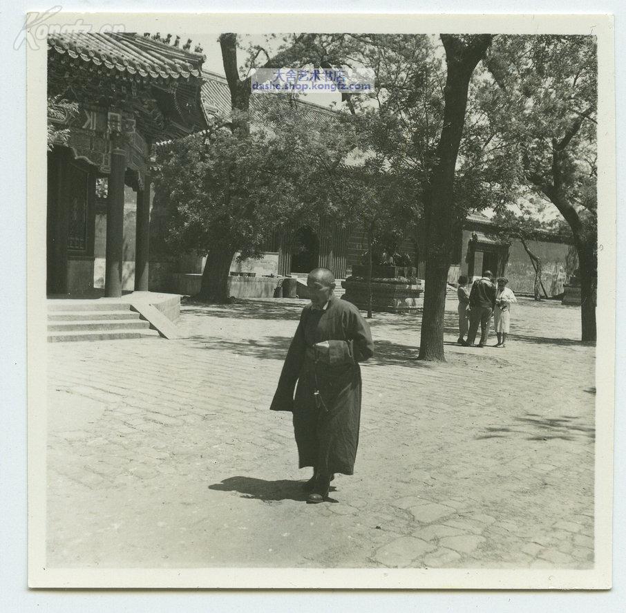 解放初期1957年北京银盐照片一组四枚,雍和宫牌楼,喇嘛和大殿建筑等
