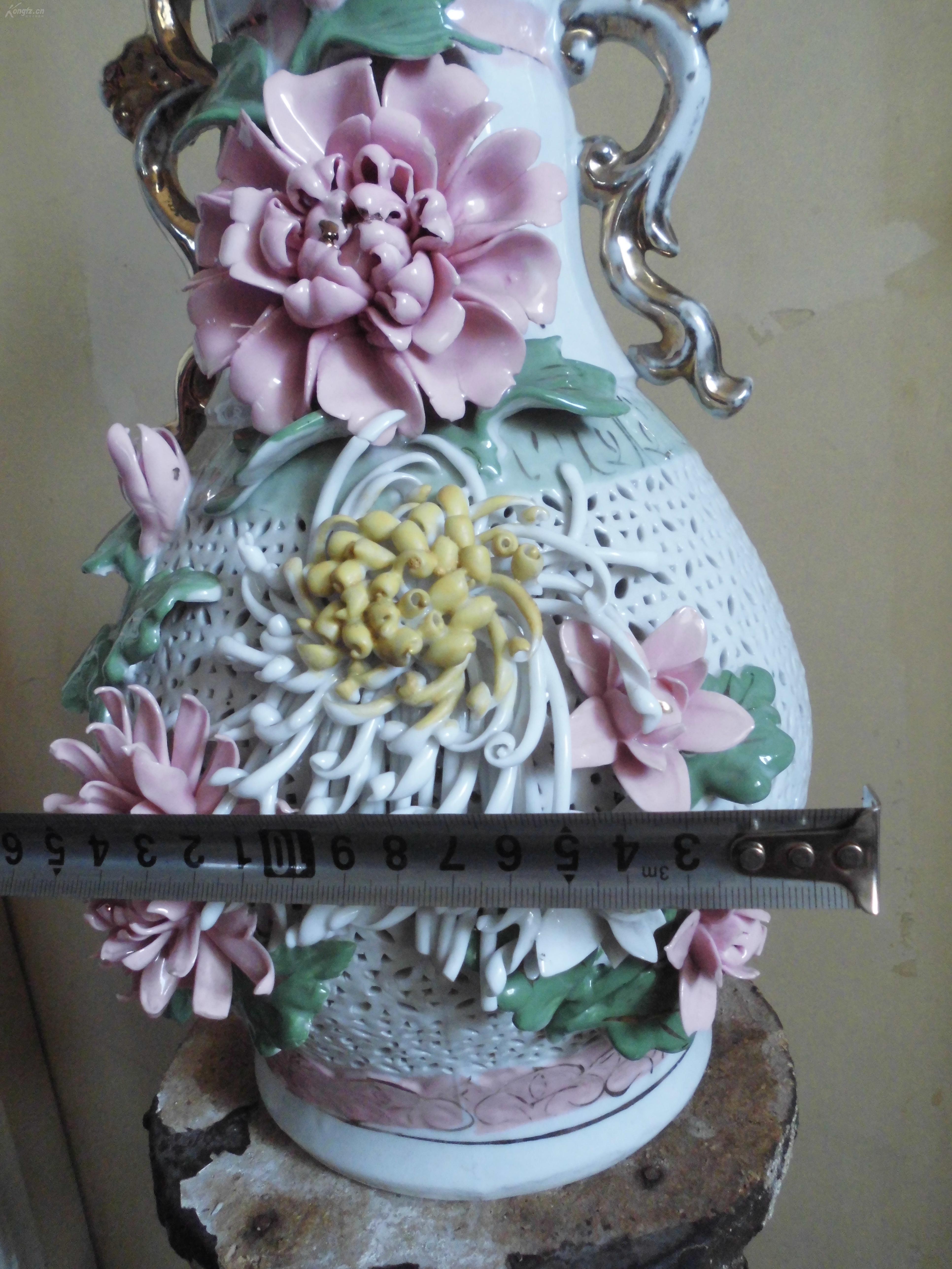 《描金双龙耳浮雕花卉透雕大花瓶》搬家收来的(高40cm