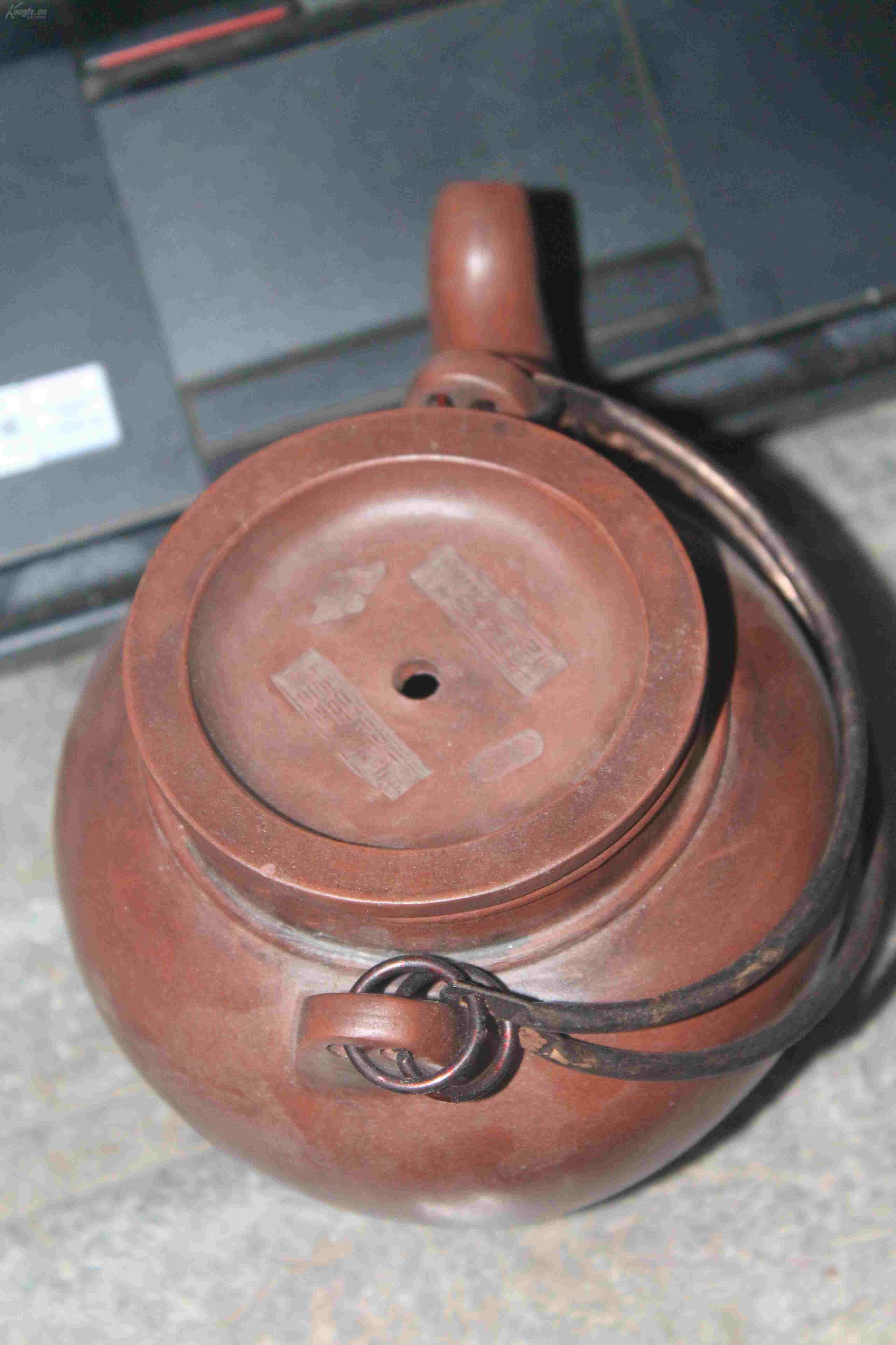 制壶大师时大彬款紫砂壶,紫铜提手,造型古拙,既能使用又能观赏.