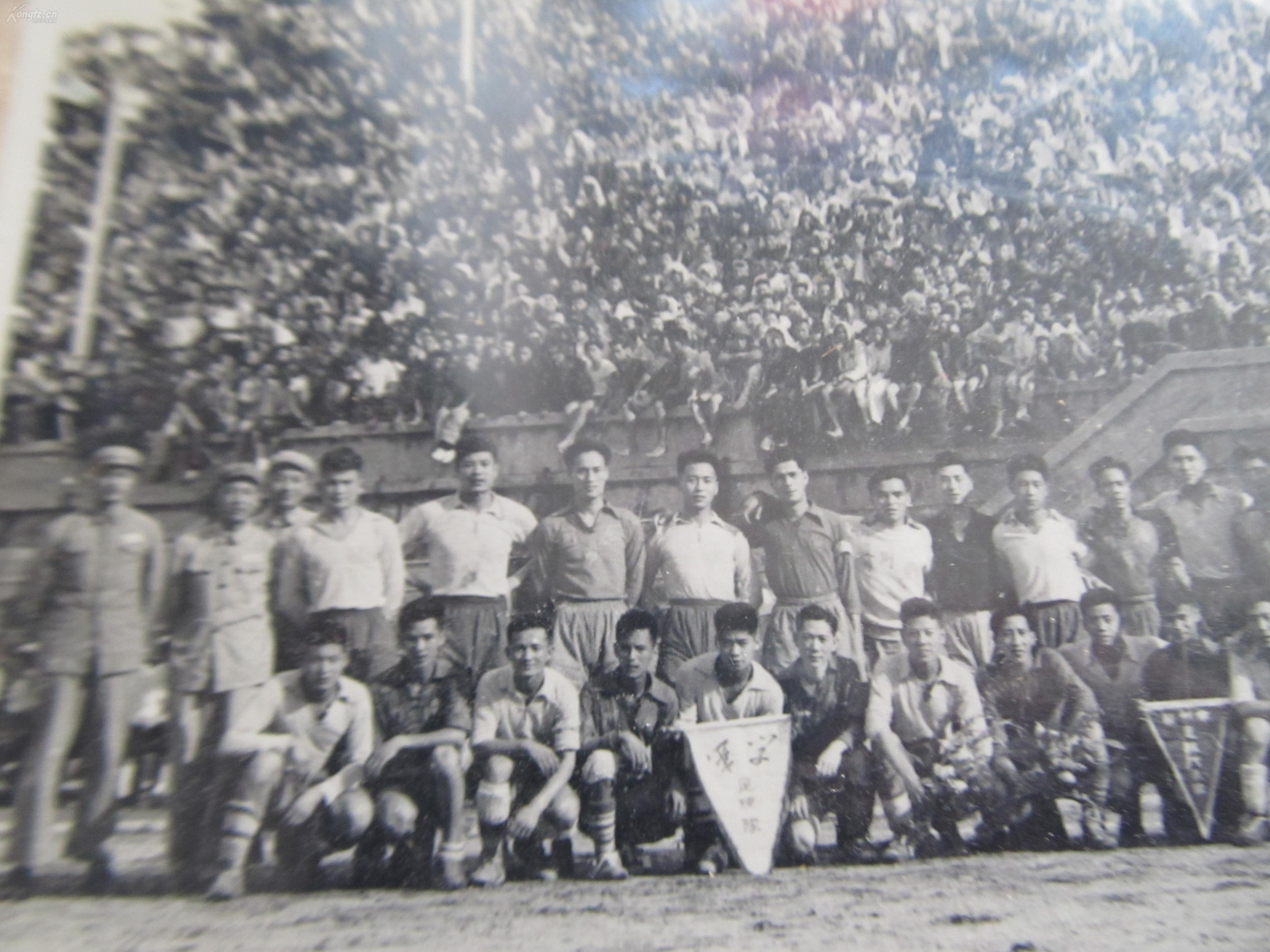 老照片:1953年南京军事学院与广州市足球代表队举行友谊赛摄影留念!