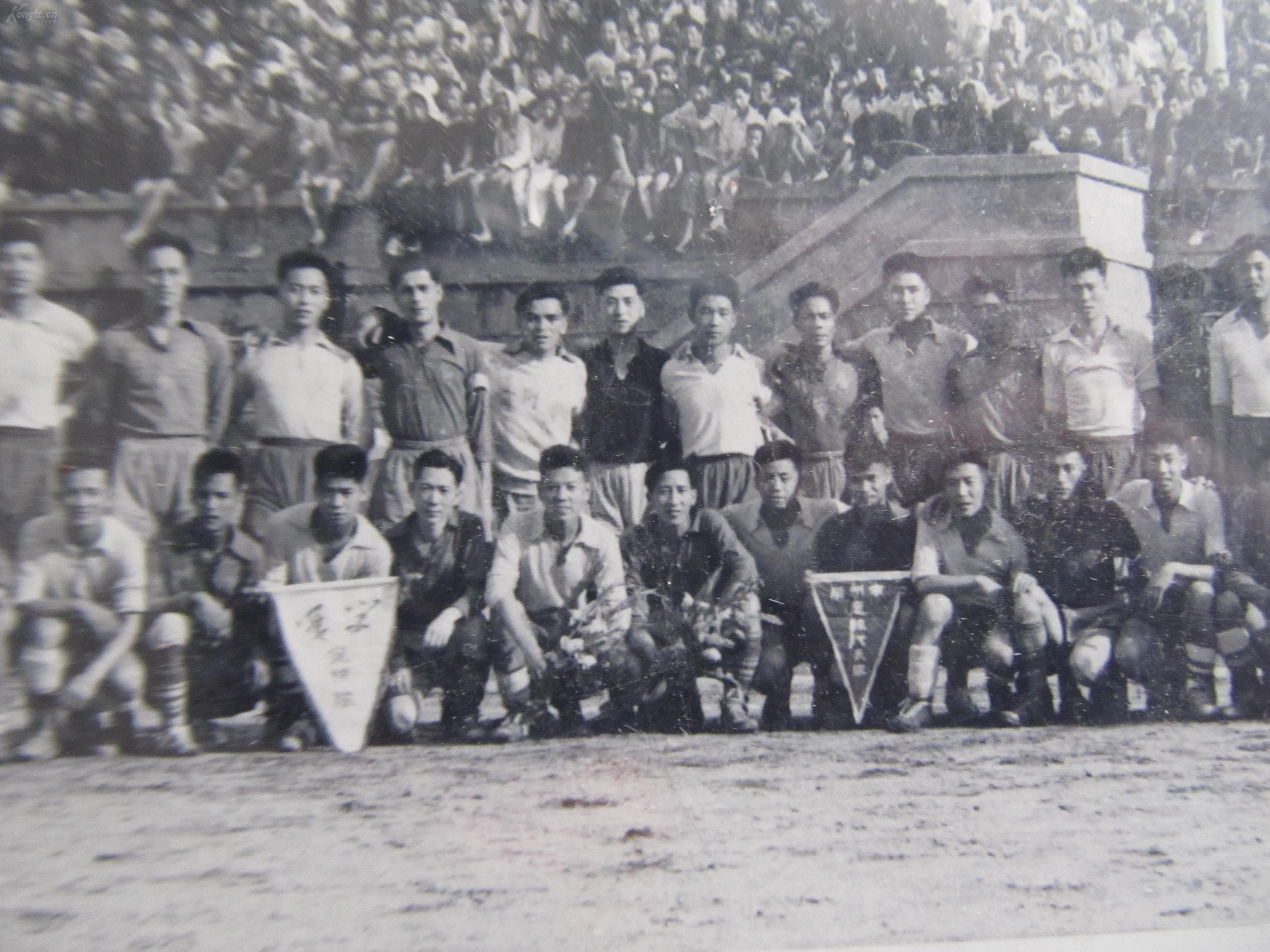 老照片:1953年南京军事学院与广州市足球代表队举行友谊赛摄影留念!
