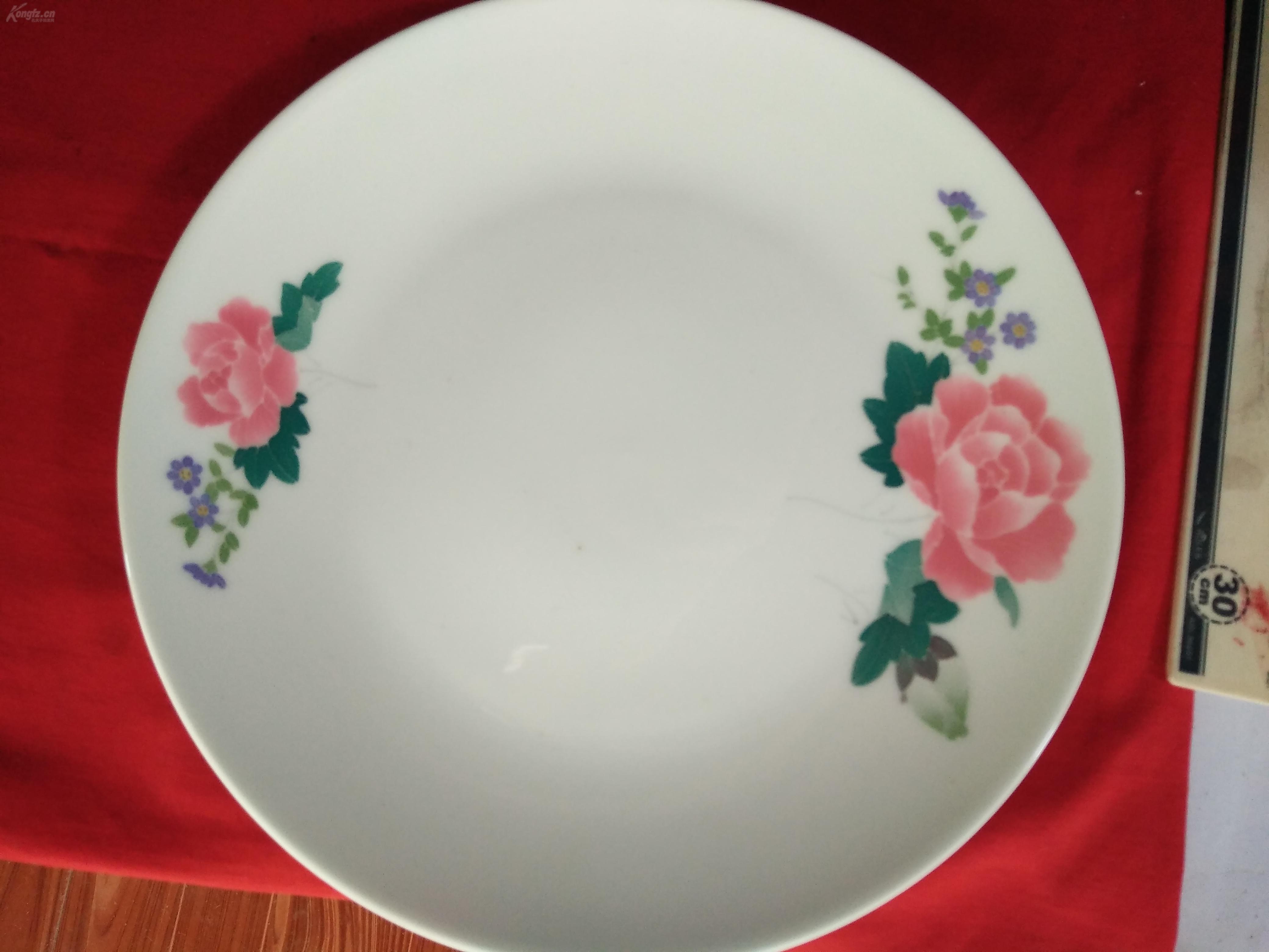 一对美品盘子,釉下彩手绘双色芙蓉花!