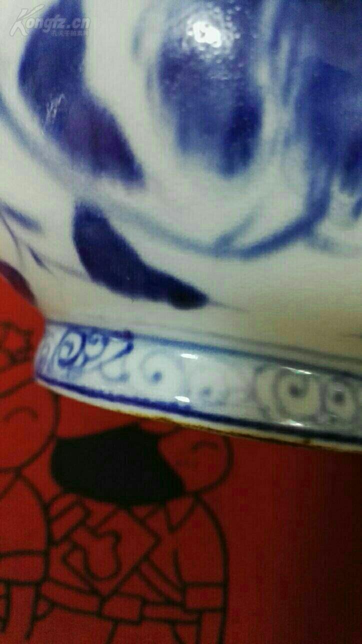 高度21厘米.橘皮纹明显.底部小裂.青花晕散.