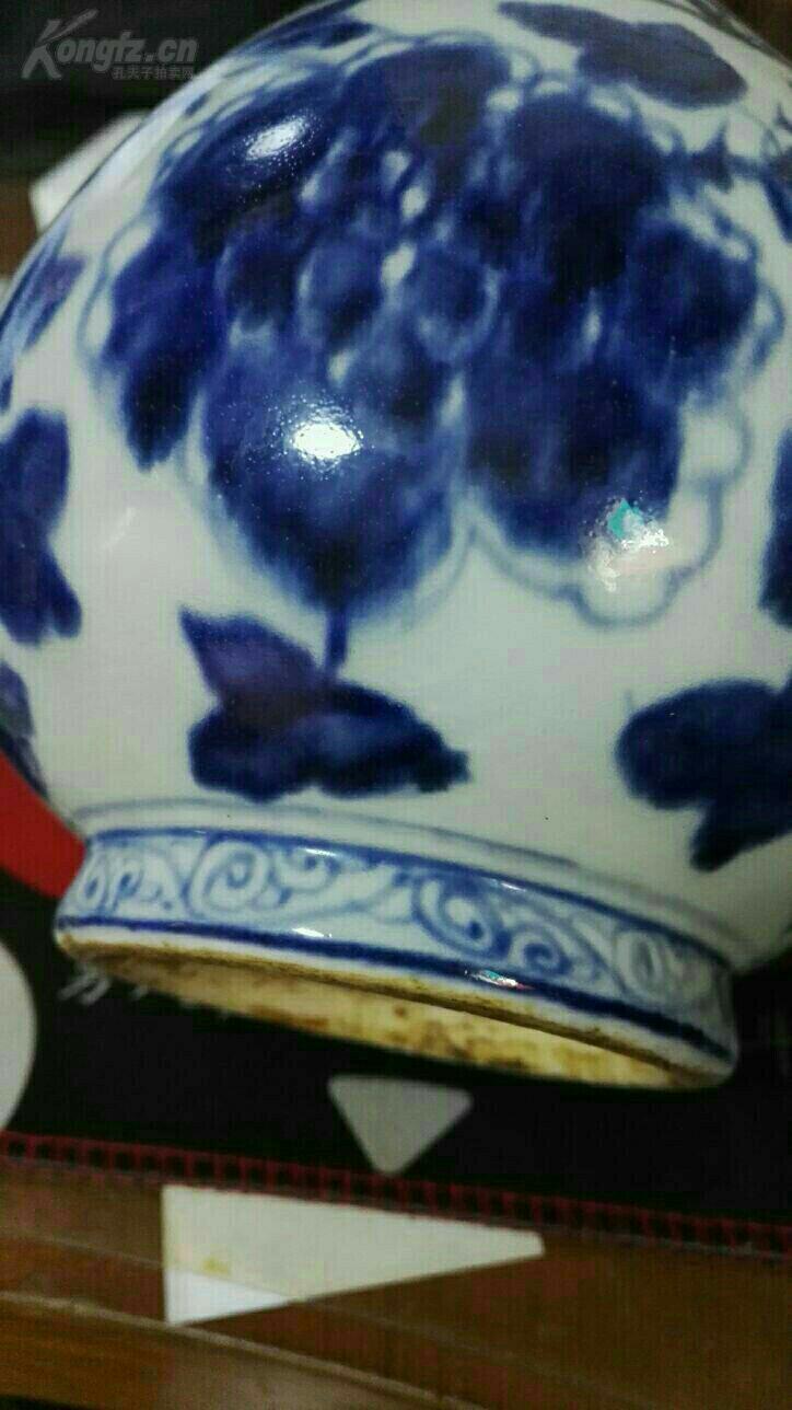 高度21厘米.橘皮纹明显.底部小裂.青花晕散.