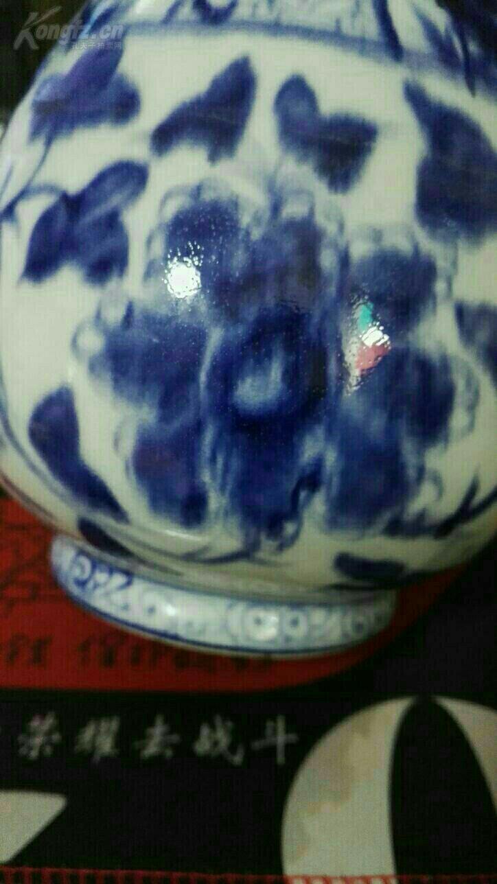 高度21厘米.橘皮纹明显.底部小裂.青花晕散.
