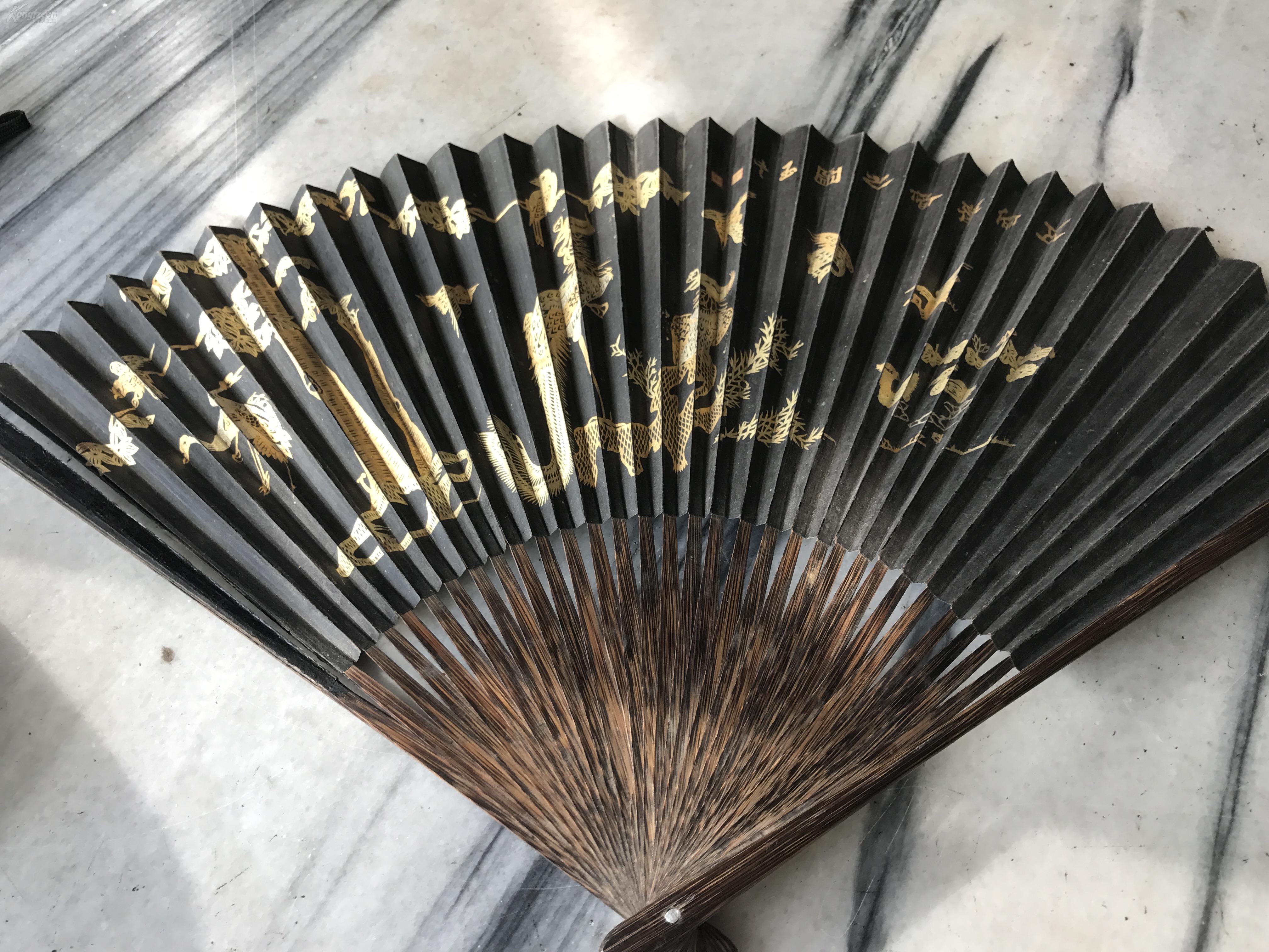 《森》著名画家杏泉卢手书---金色绘黑底扇子一把