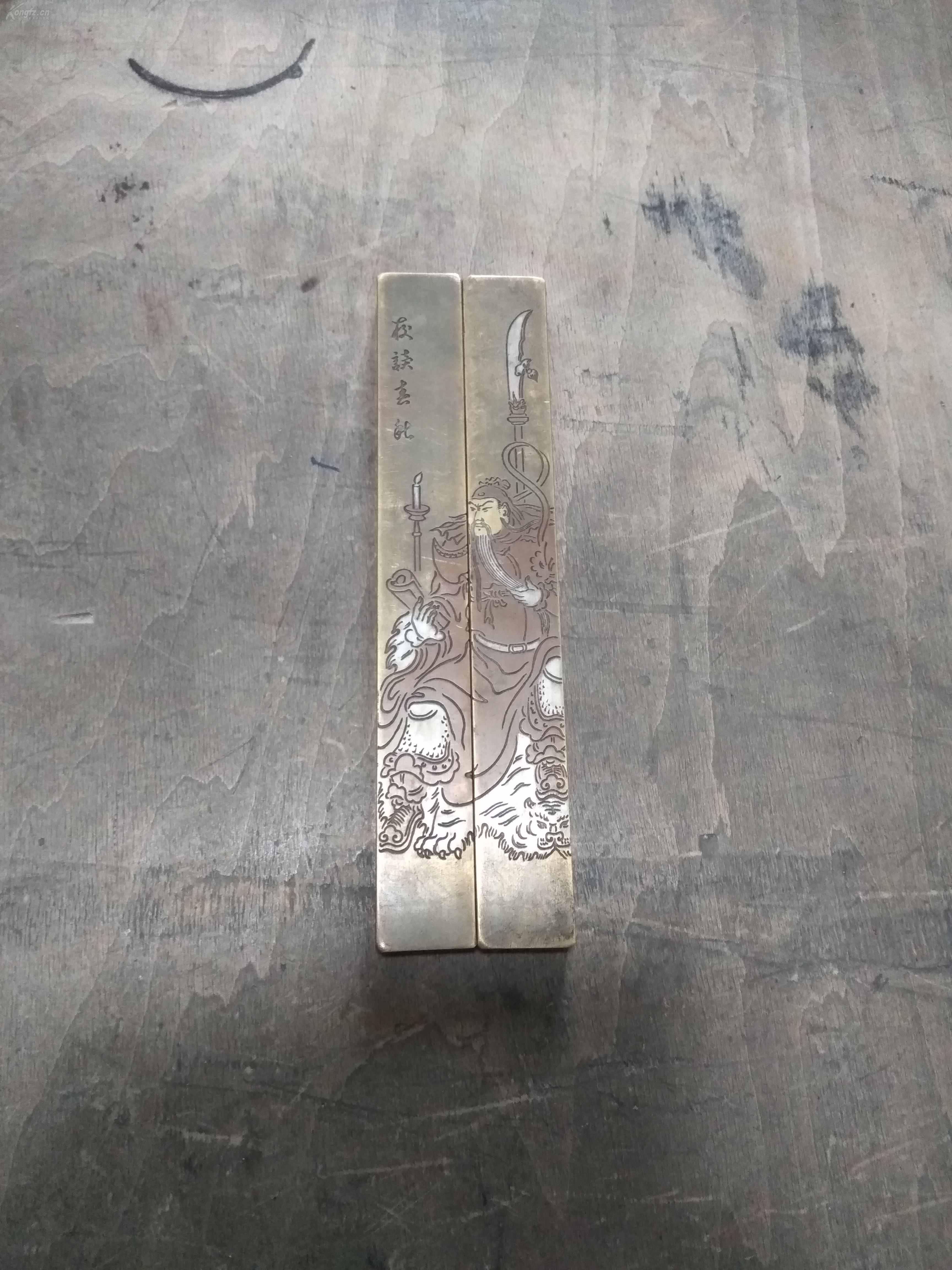 老铜镇尺一对,上刻关公,在铜体上簪出来的,工艺复杂,现在少见了.