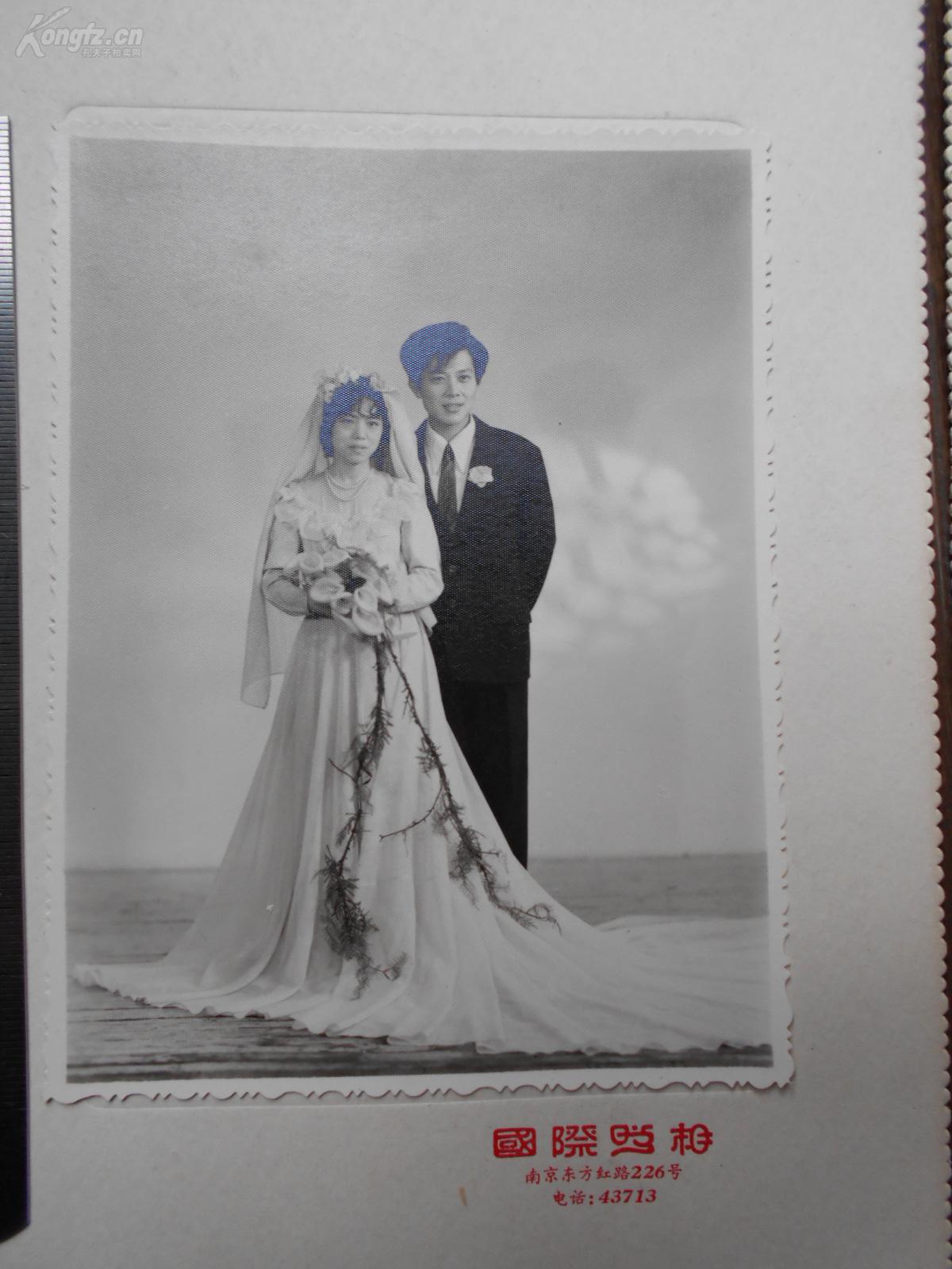 老照片【80年代,改革开放初期,南京婚纱照2张】国际照相