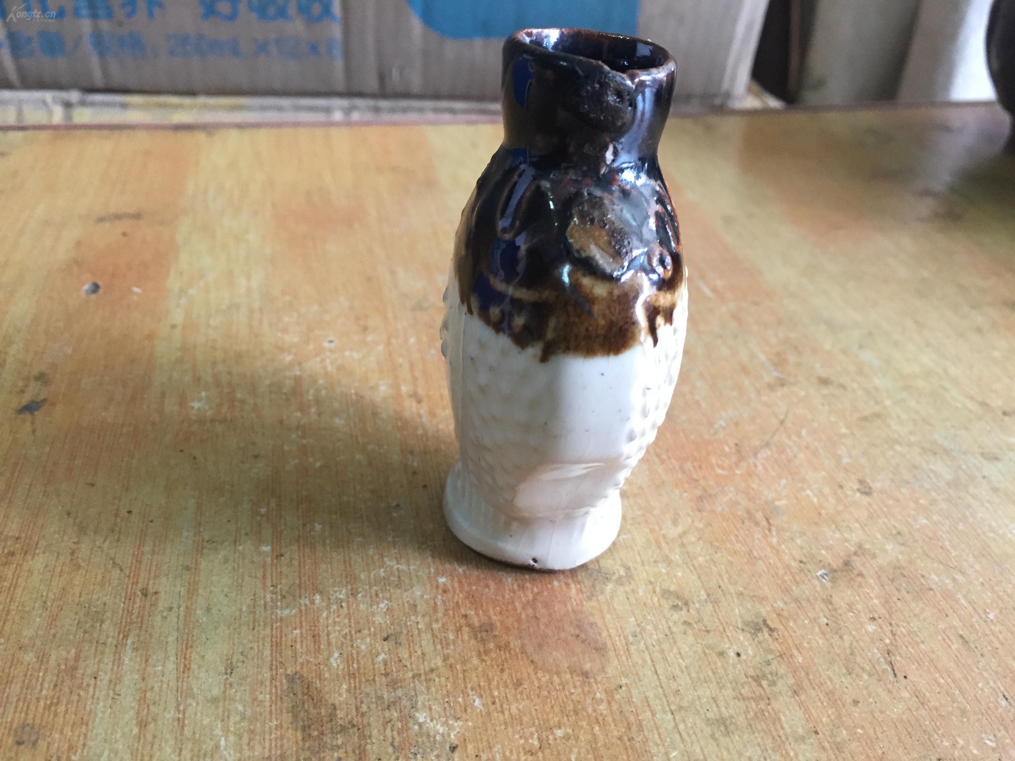 明代的乌金卵白釉双鱼形药瓶,包老完了整
