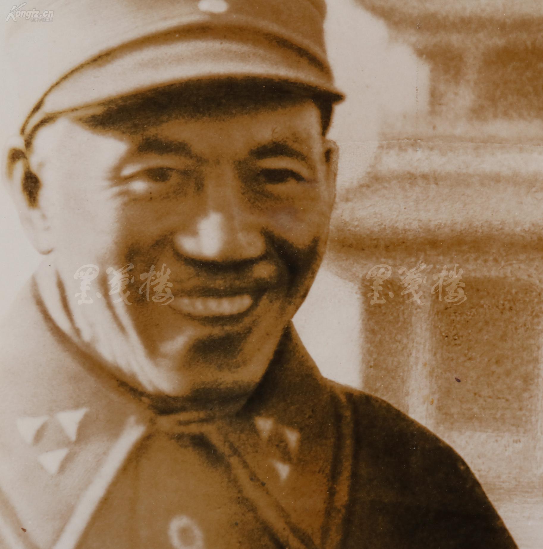 国民党总裁蒋中正与"特工王"戴笠 于城门楼前大幅罕见合影照一幅(点粘