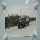 黑白老照片一张-当年的小将们与乘坐的车辆  尺寸16/12厘米