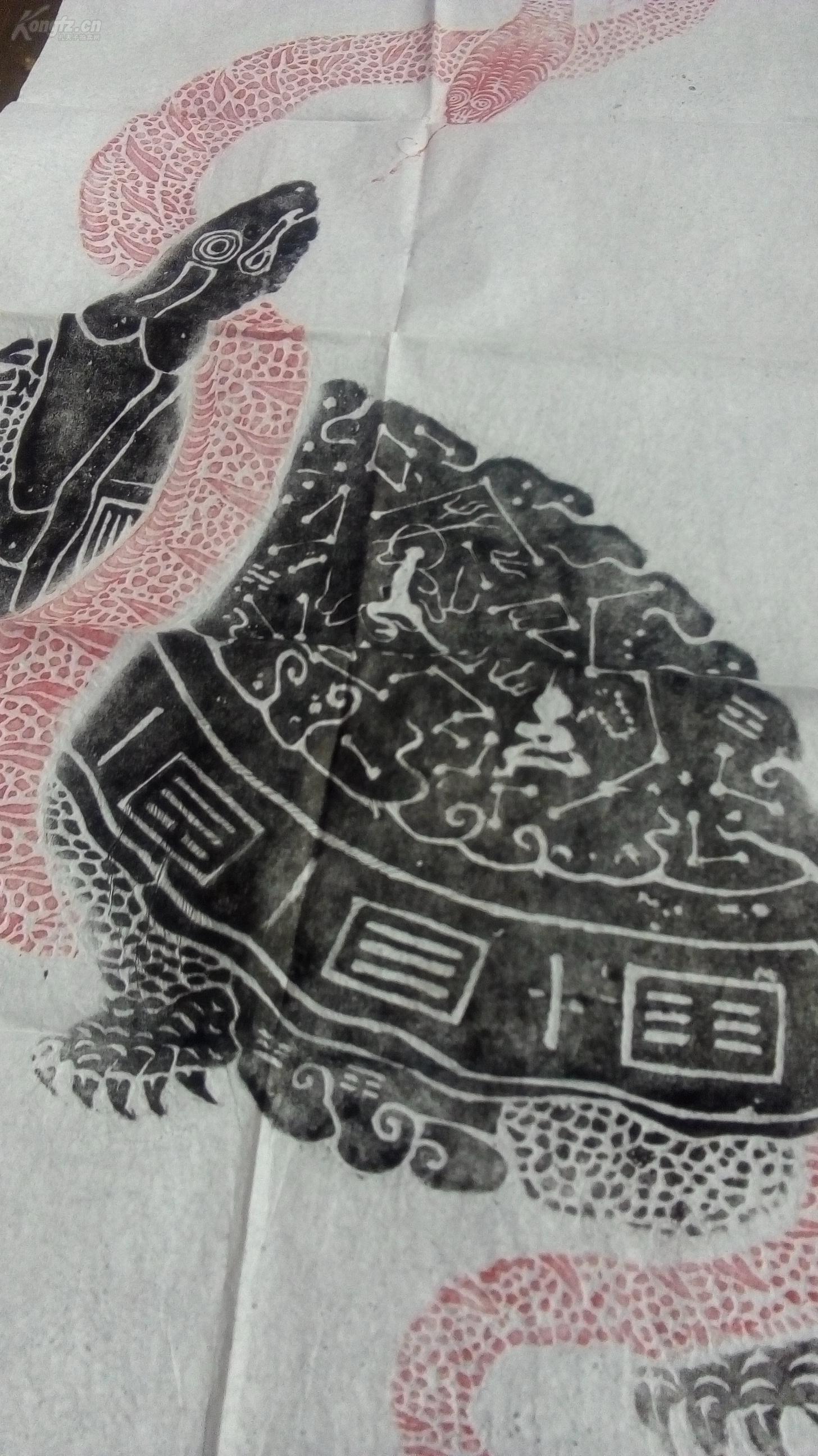 线条流畅;龟身裙边的乾,坤,巽卦饰,巧妙地诠释着神龟负洛书的传说故事