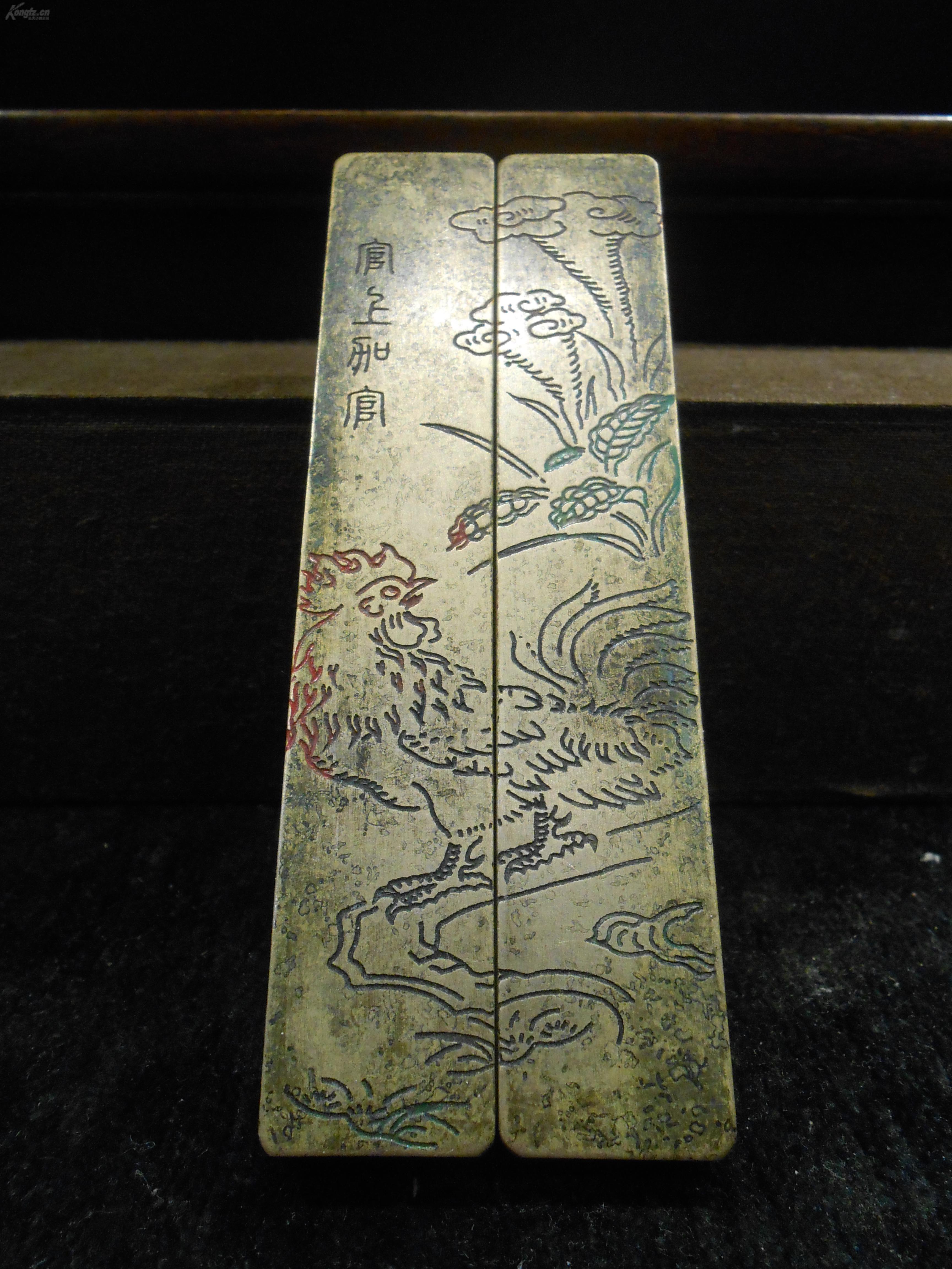 云啸堂铜镇尺一对,描彩錾字 "官上和官",錾画"公鸡,鸡冠花图案,长11cm