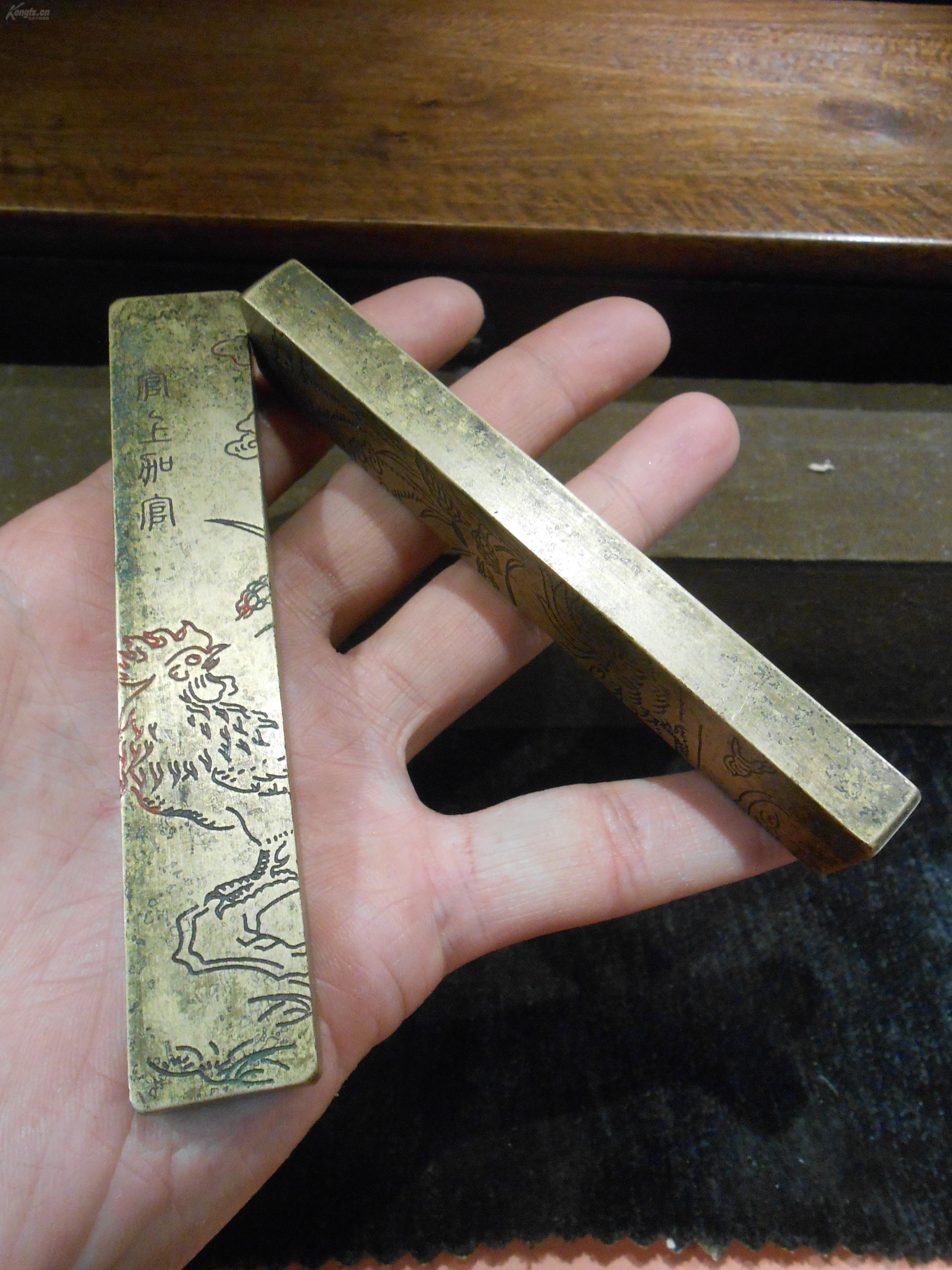 云啸堂铜镇尺一对,描彩錾字 "官上和官",錾画"公鸡,鸡冠花图案,长11cm