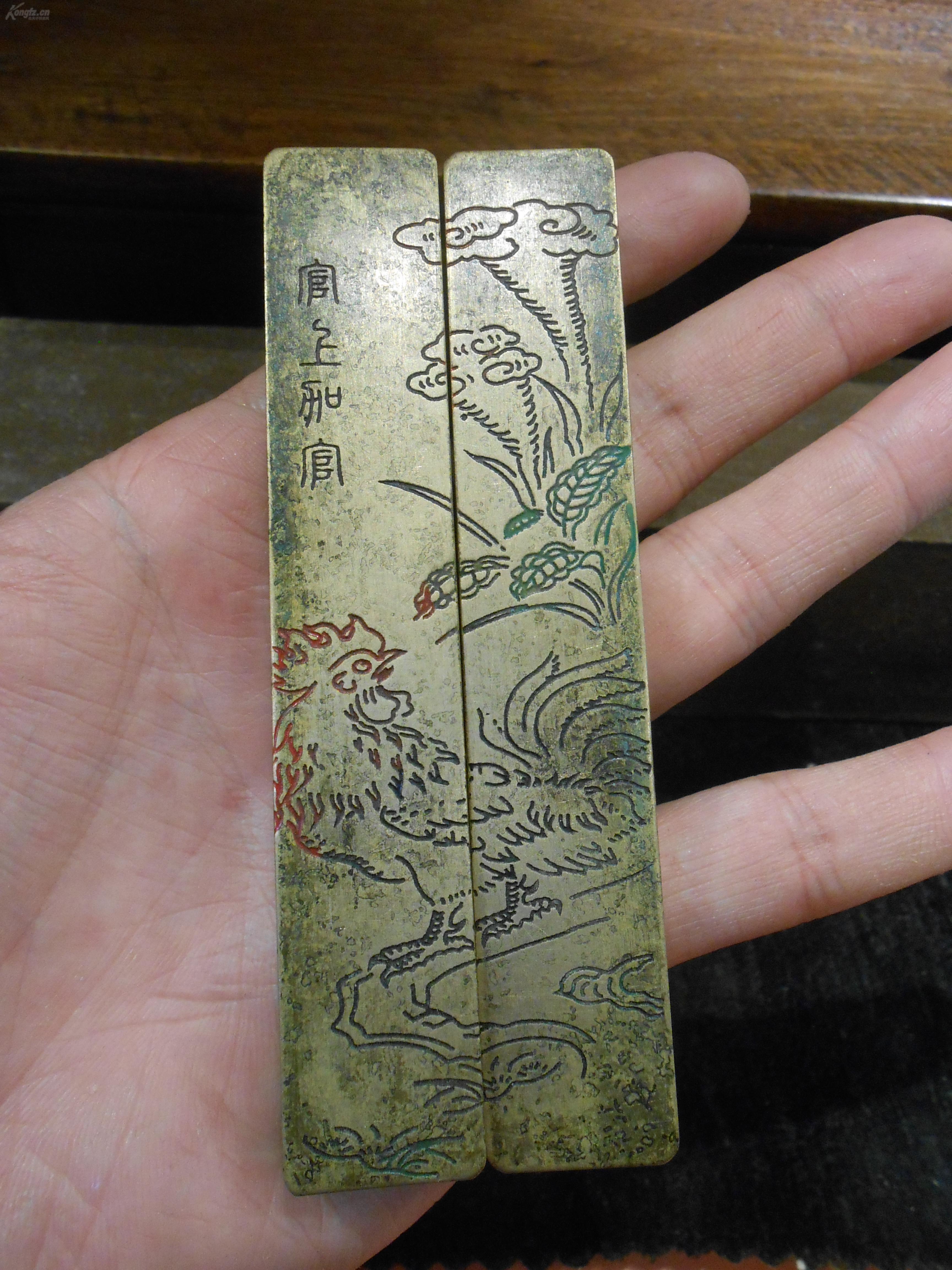 云啸堂铜镇尺一对,描彩錾字 "官上和官",錾画"公鸡,鸡冠花图案,长11cm