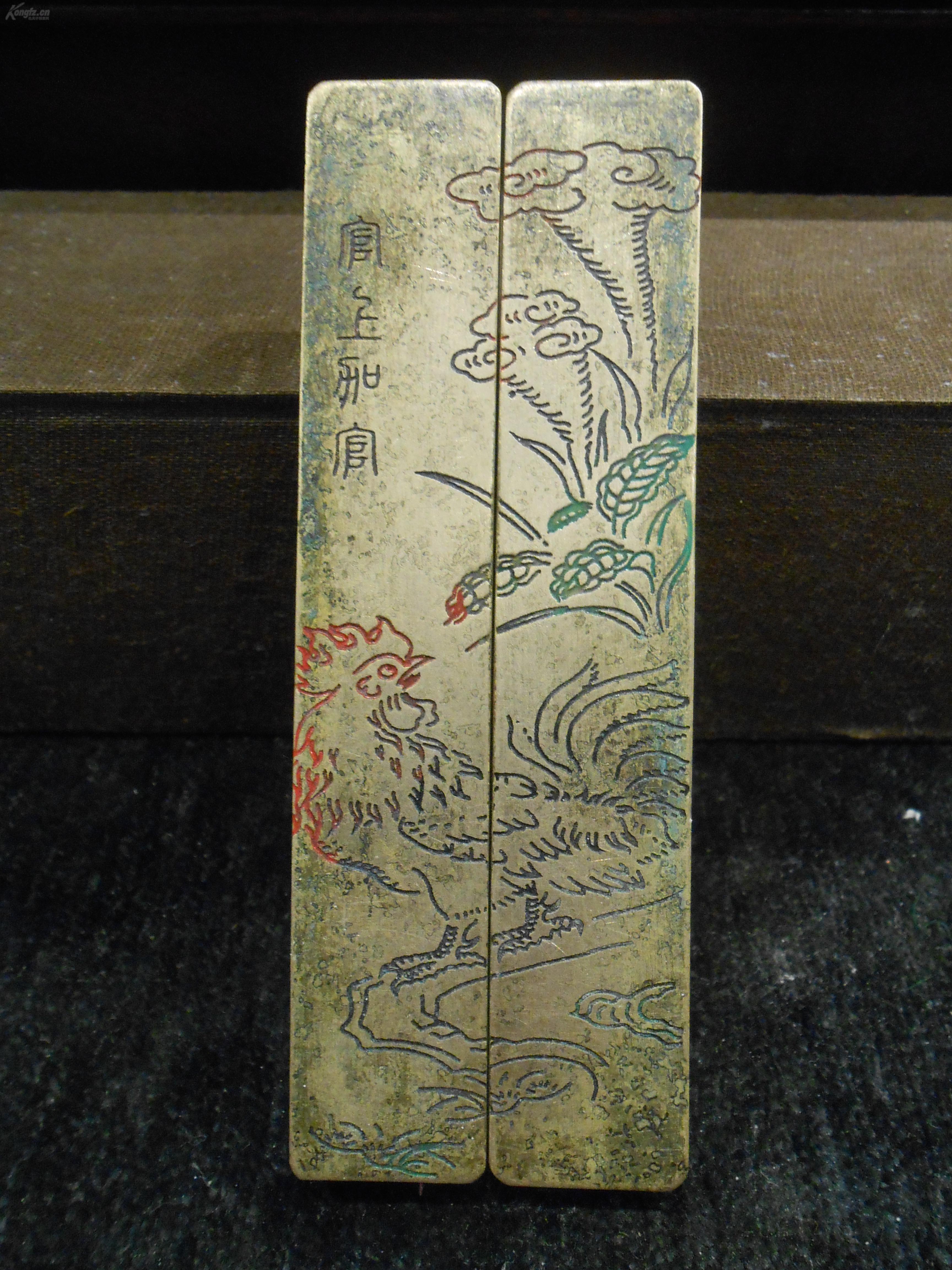 云啸堂铜镇尺一对,描彩錾字 "官上和官",錾画"公鸡,鸡冠花图案,长11cm