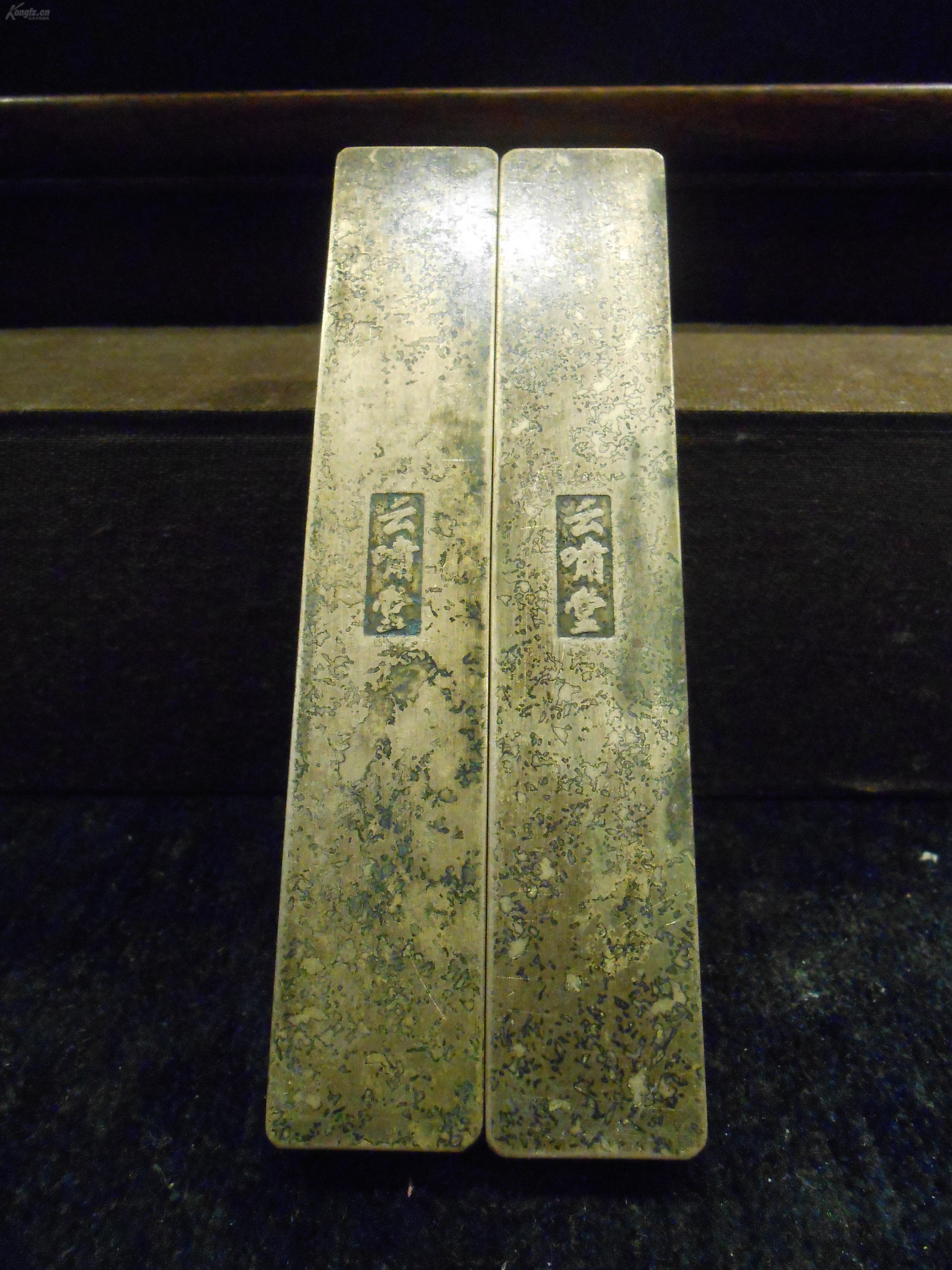 云啸堂铜镇尺一对,描彩錾字 "官上和官",錾画"公鸡,鸡冠花图案,长11cm