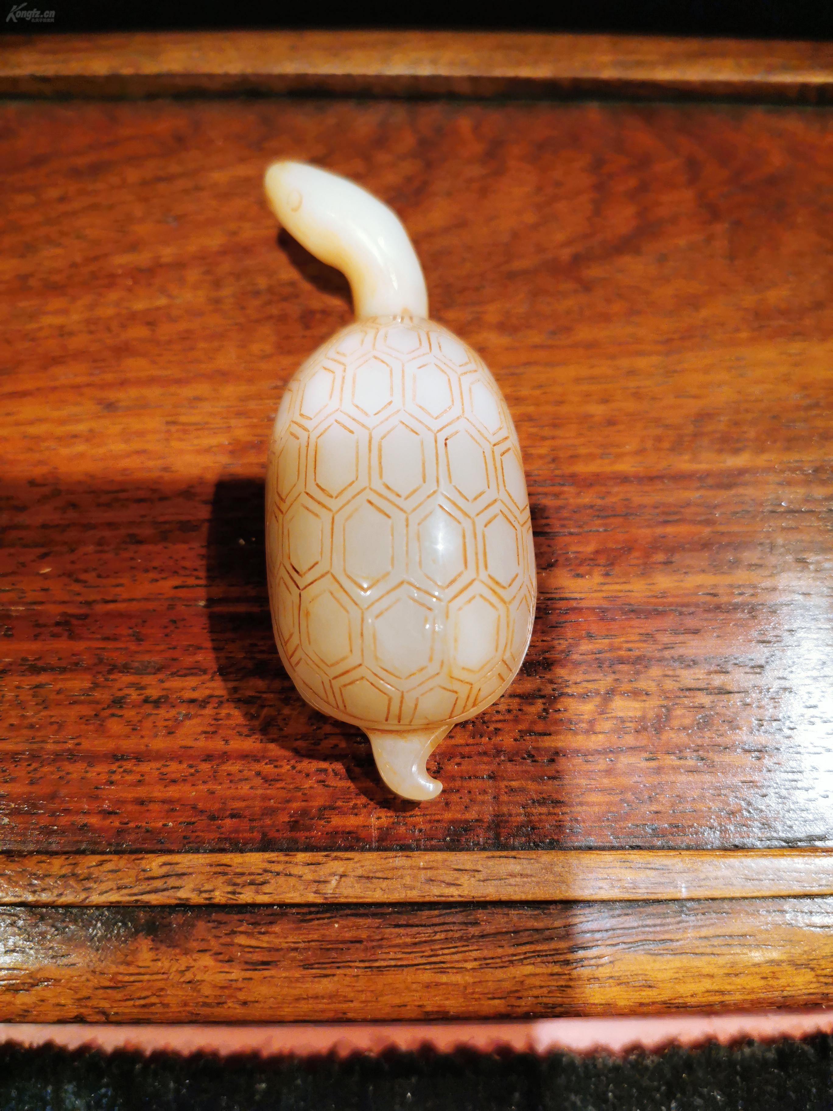 白玉玉龟,雕刻简单优美,玉质白润,手把玩手感很好,龟背富甲一方,寓意