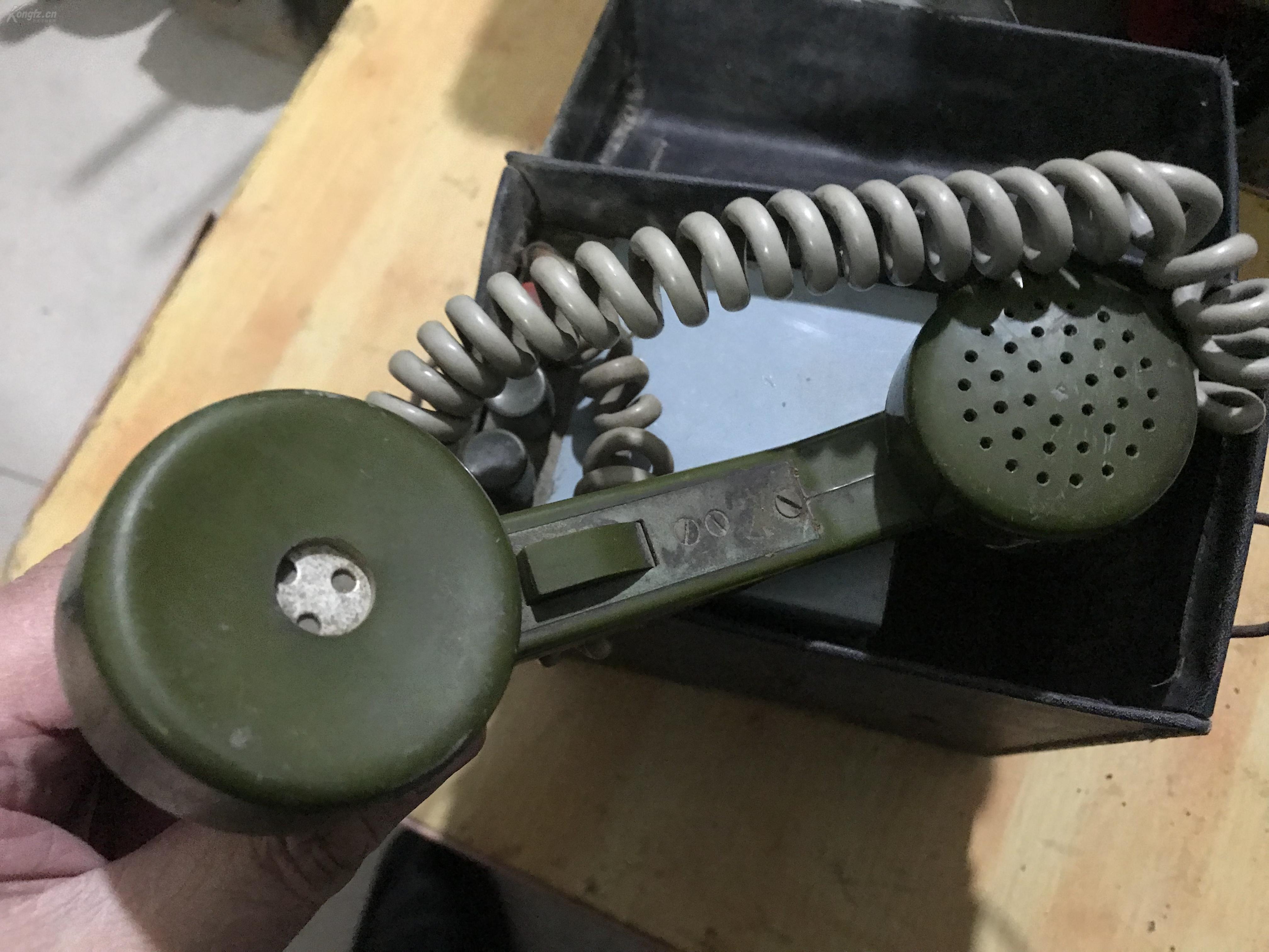 六十年代的手摇军用电话机