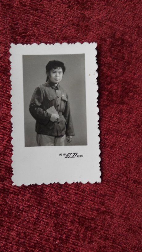 文革老照片(手拿红宝书,带像章)