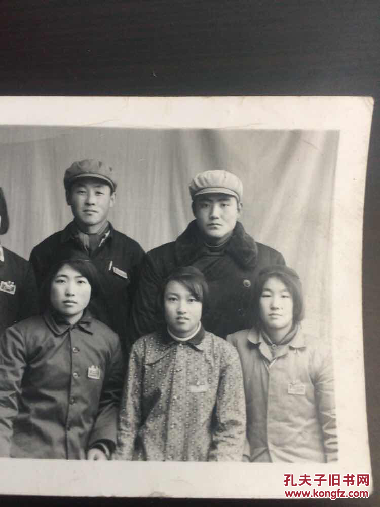 1967年七人戴像章胸章合影老照片