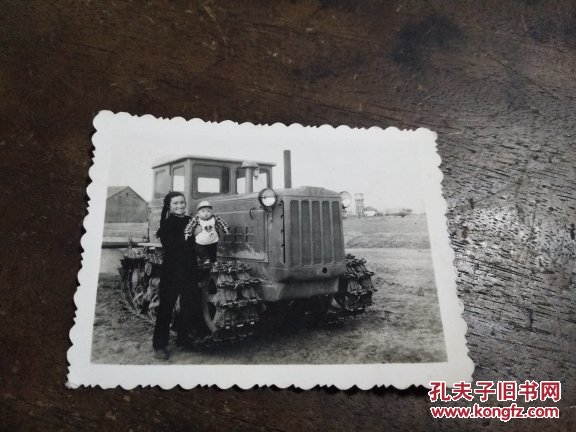 五六十年代 东方红拖拉机前母子.