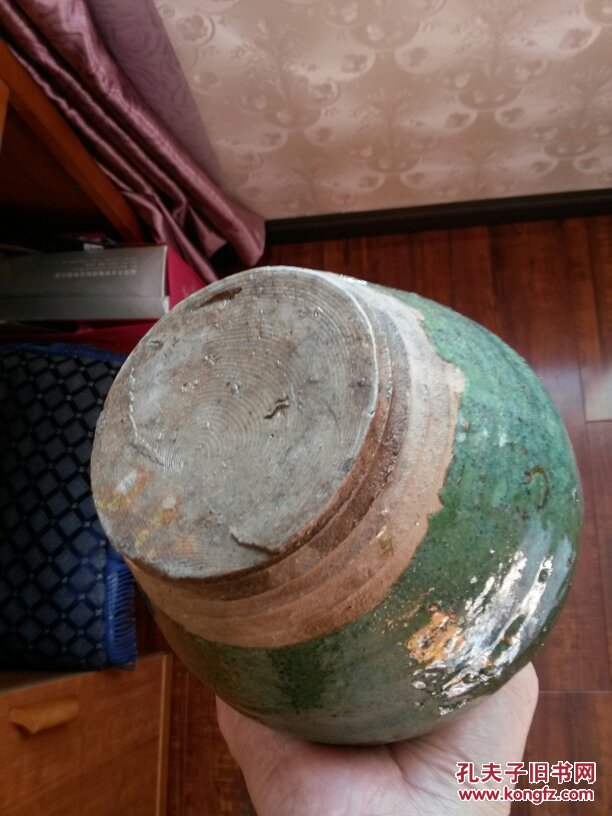 绿釉盛油瓷瓶,(云南玉溪华宁窑口).高约17cm,宽约13cm.重量786克.