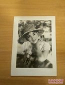 1980年美女黑白照片一张