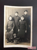 民国时期四位女士合照一张