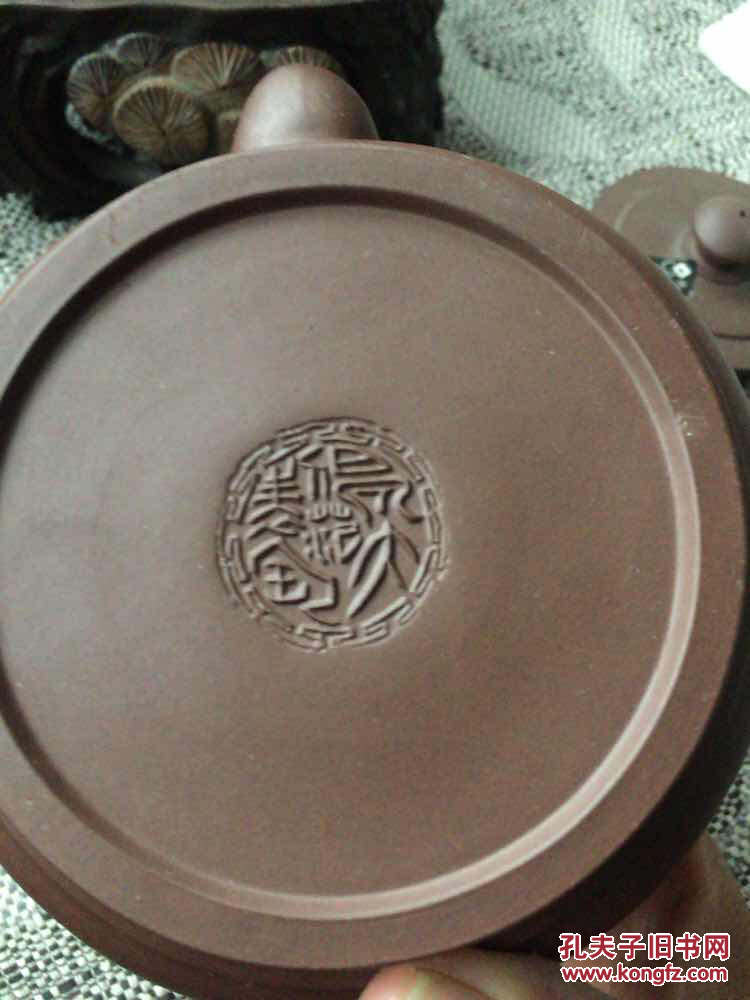 品相描述:全新                      紫砂工艺师范早大款作品,刻"东