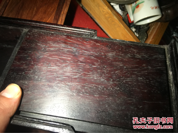 另一件是老红木推拉文房盒,密布牛毛纹,收纳文房小件之利器.