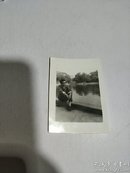 黑白老照片:一人留影照，背景湖边