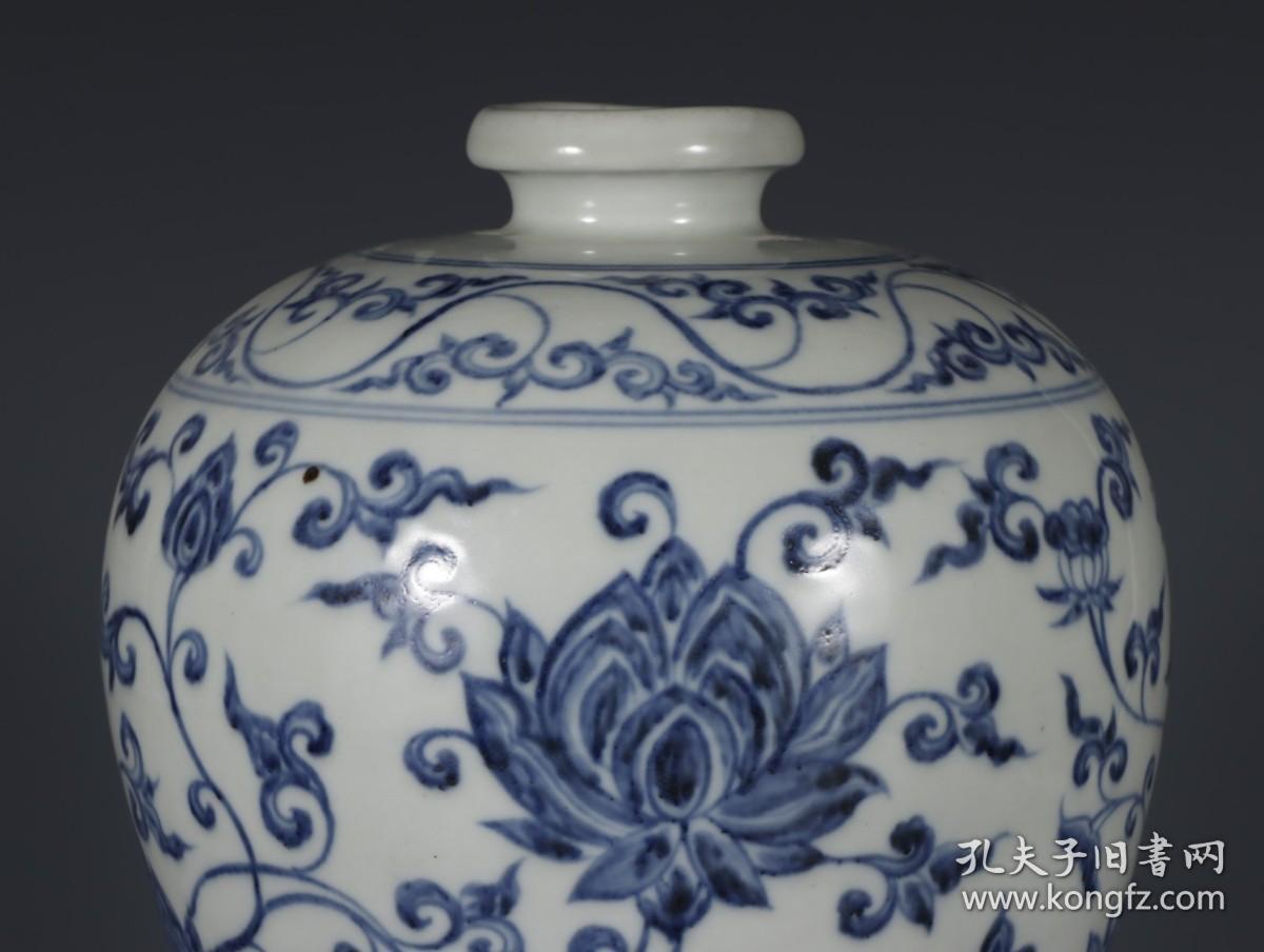 明宣德青花缠枝莲花卉纹梅瓶