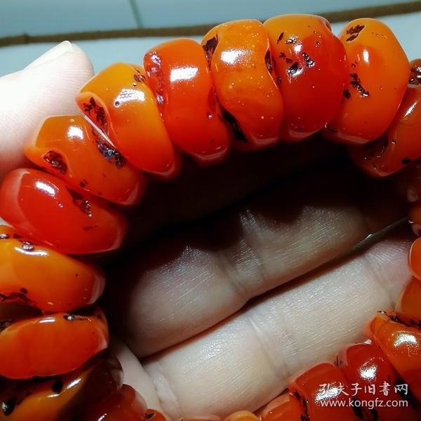 老藏传鸡油红蜜蜡手串重量80克左右