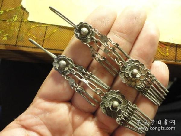 品相完好,长9cm,工艺复杂,非常漂亮,保纯银,包老保真.