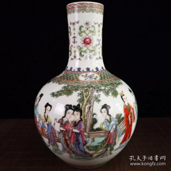 清乾隆粉彩十二金钗图纹天球瓶