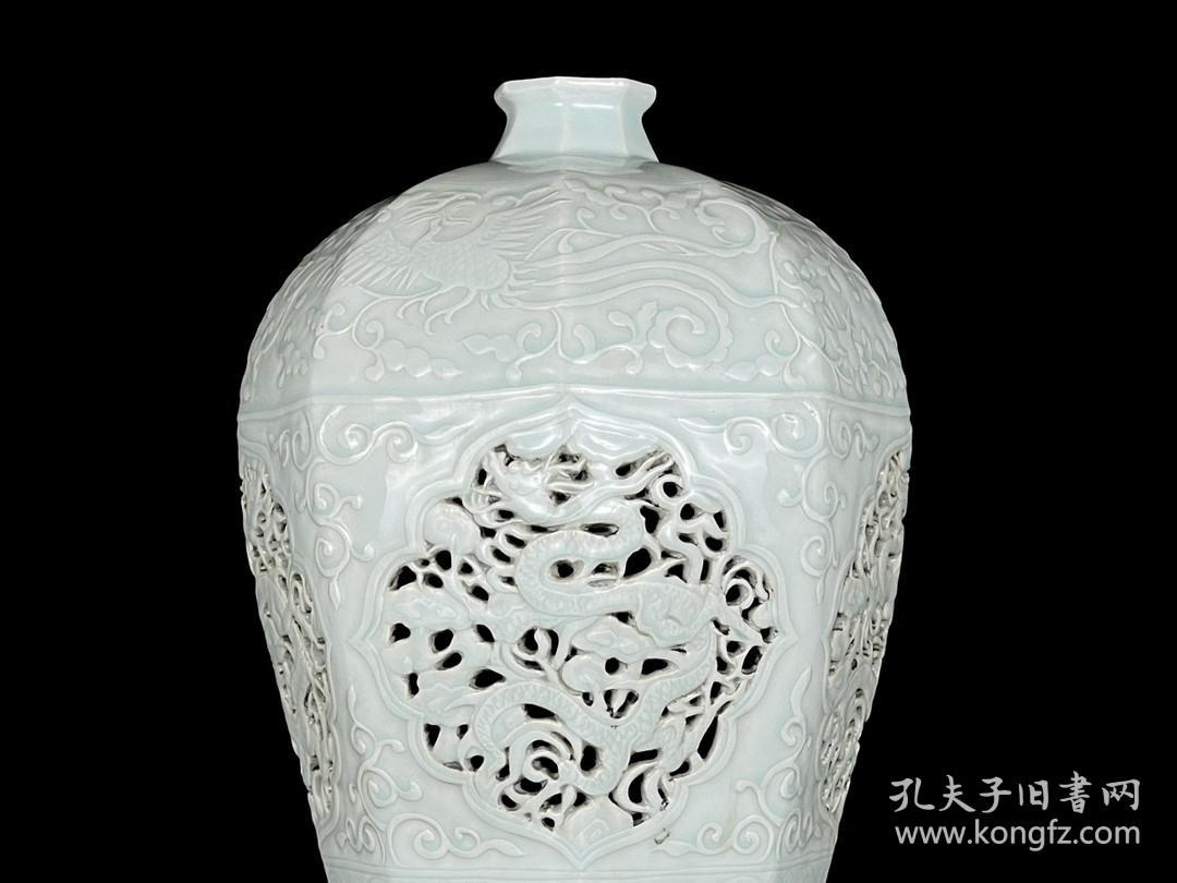 元代瓷器精品老货收藏元卵白釉浮雕镂空龙纹梅瓶