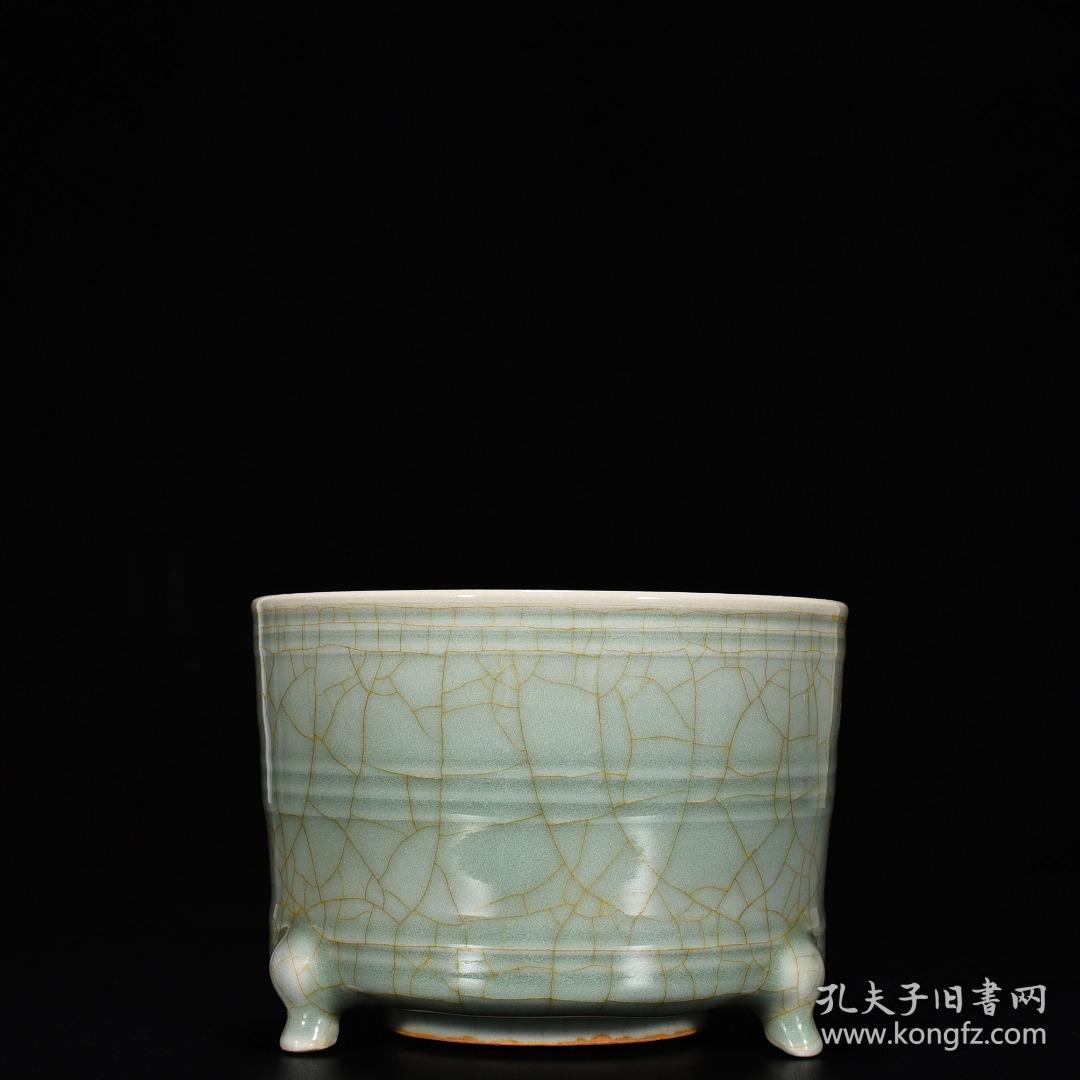 宋龙泉窑粉青釉炫纹三足炉 高10厘米 宽14厘米 900