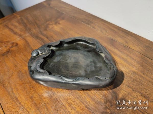 砚台不仅是文房用具,由于其性质坚固,传百世而不朽,又被历代文人作为
