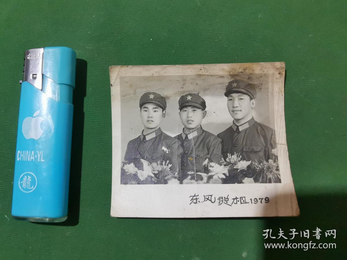 老照片 三名军人 穿65式军装