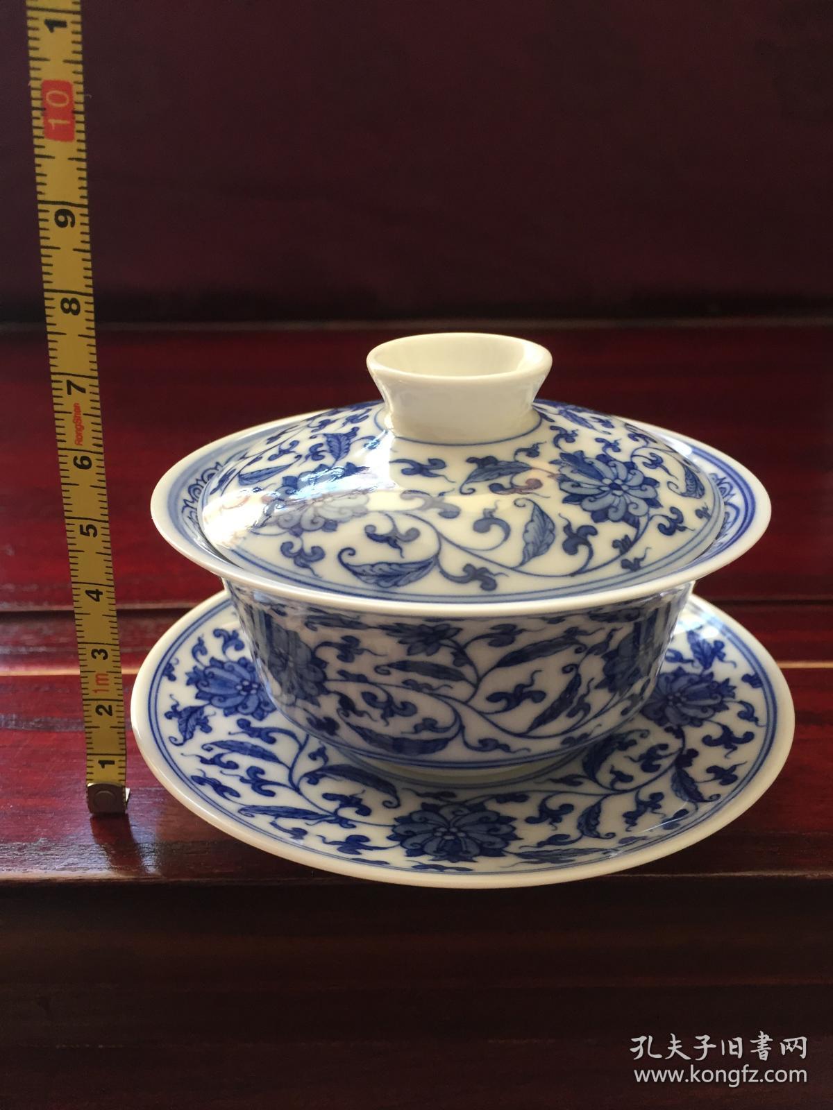 手绘青花缠枝莲盖碗