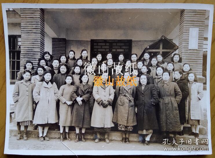 民国老照片:国立女子师范学院,第二教室门前,前排教师
